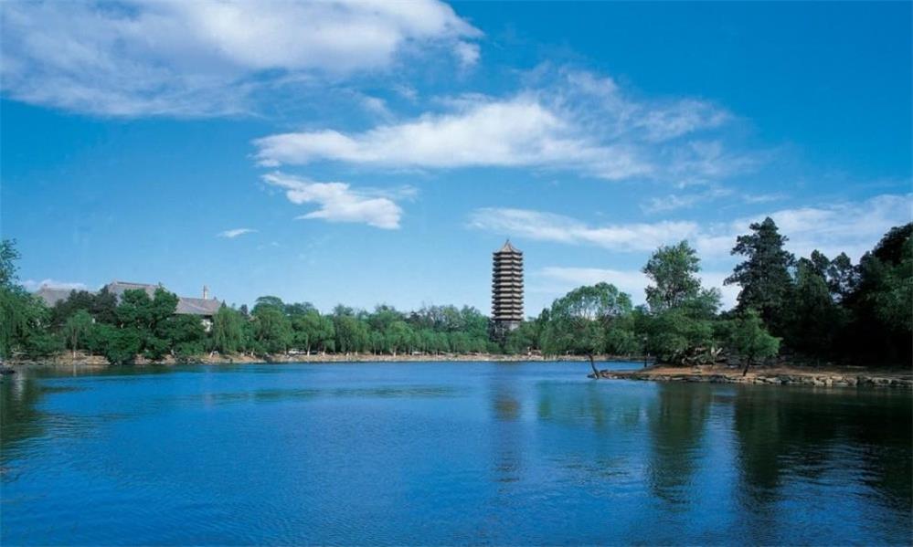  北京大学湖与塔